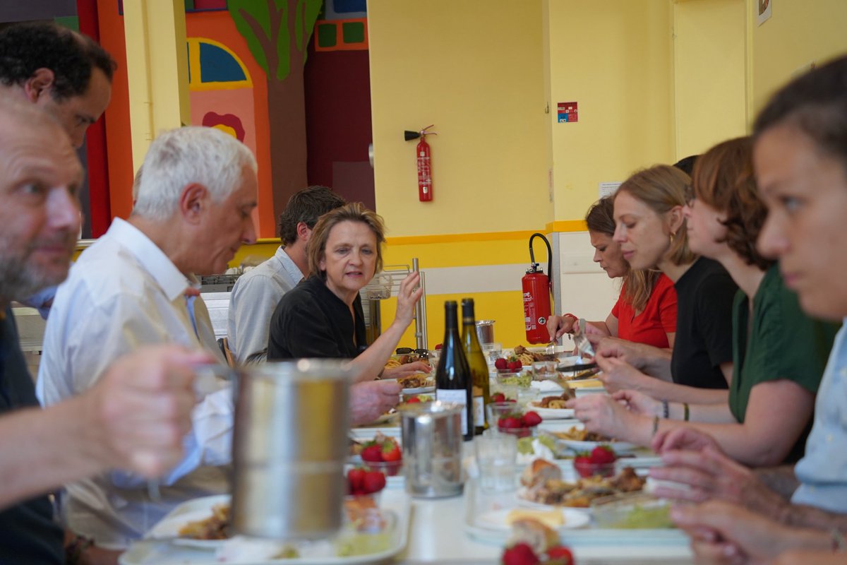 oliviagregoire's tweet photo. 🍽️ On peut apprendre aux enfants à bien manger à l’école.
@FBerthout en fait la démonstration : cantine sans plastique, circuit court, saisonnalité et un espace dédié à des ateliers d’éducation à l’alimentation dans la mairie.

Un modèle dont nous devons nous inspirer. https://t.co/nQIc4Ne8xw