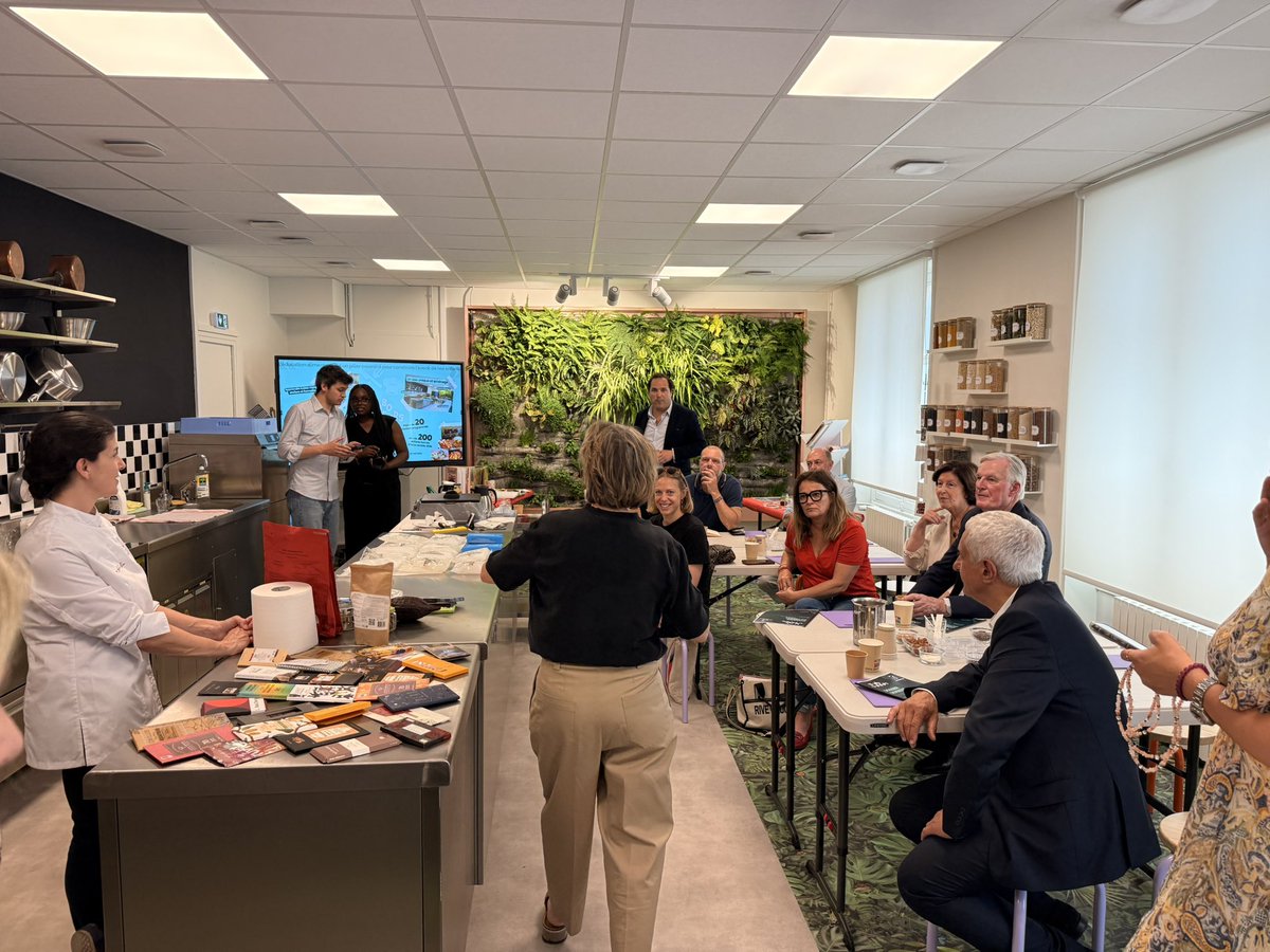 oliviagregoire's tweet photo. 🍽️ On peut apprendre aux enfants à bien manger à l’école.
@FBerthout en fait la démonstration : cantine sans plastique, circuit court, saisonnalité et un espace dédié à des ateliers d’éducation à l’alimentation dans la mairie.

Un modèle dont nous devons nous inspirer. https://t.co/nQIc4Ne8xw