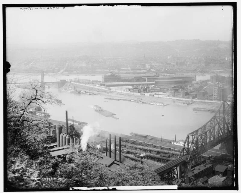 gpwlaw's tweet photo. A view of downtown Pittsburgh from Mt. Washington circa 1905. #tbt https://t.co/ueWFJqmt3A