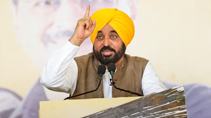 IndiaToday's tweet photo. 𝐏𝐮𝐧𝐣𝐚𝐛 𝐂𝐌 𝐥𝐚𝐮𝐧𝐜𝐡𝐞𝐬 𝐦𝐞𝐧𝐬𝐭𝐫𝐮𝐚𝐥 𝐡𝐞𝐚𝐥𝐭𝐡 𝐜𝐮𝐫𝐫𝐢𝐜𝐮𝐥𝐮𝐦 𝐟𝐨𝐫 𝟑.𝟒 𝐥𝐚𝐤𝐡 𝐬𝐜𝐡𝐨𝐨𝐥𝐠𝐢𝐫𝐥𝐬

#Punjab has begun a phased rollout of its menstrual health curriculum for girls in government schools across all 23 districts. Backed by teacher training and pilot feedback, the programme seeks to normalise period conversations in classrooms.

Read more: https://t.co/kITM9brBWr