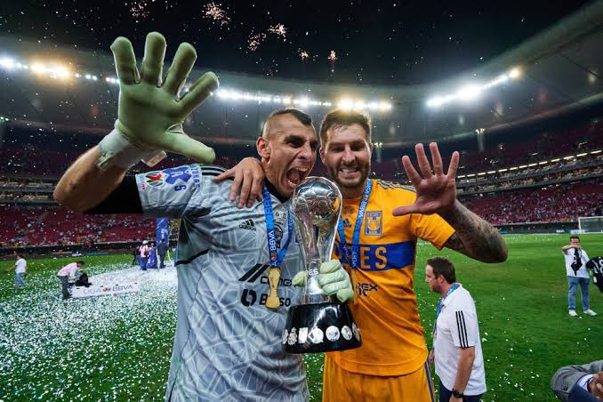 elcompitv's tweet photo. Hay imágenes que se quedan para toda la vida.

Se cumplen tres años de esta gráfica histórica.

Nahuel y Gignac celebrado su quinto título de Liga MX con @TigresOficial!

Gignac el goleador histórico de Tigres en Liguillas, Nahuel el arquero que más ceros ha colgado en Playoff. https://t.co/xRhdQm3ynJ