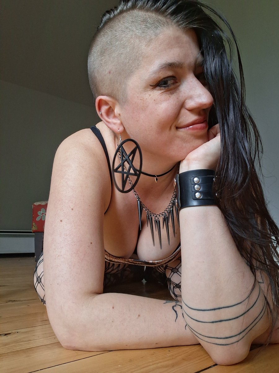 Inked_Emma's tweet photo. Side shave appreciation post https://t.co/WLX3xN8FUy