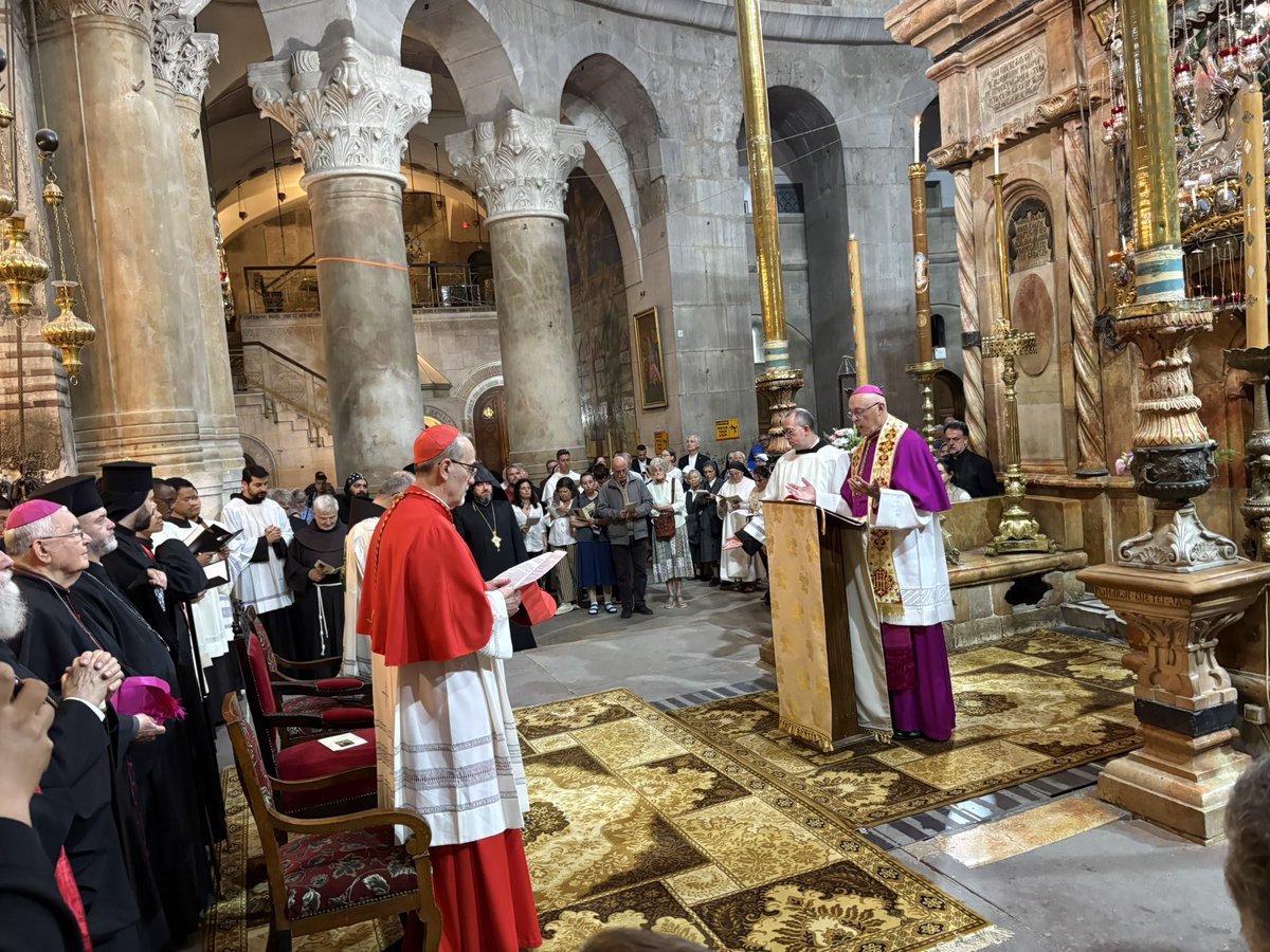 OPoquillon's tweet photo. 🌿Jérusalem : entrée solennelle au Saint Sépulcre de Mgr Giorgio Lingua, nouveau délégué apostolique pour Jérusalem et la Palestine. « Ce tombeau vide est signe d’espérance » Prions pour la paix ! 🌿 https://t.co/2ONVK740Hx