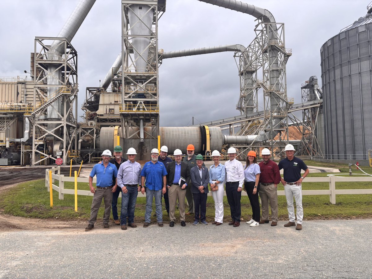 FLACommerce's tweet photo. Yesterday, @FLSecofCommerce J. Alex Kelly joined fellow state and local leaders to tour rural small businesses in Jackson County ahead of Florida’s sixth Rural Business Resource Fair at Chipola College. The group visited businesses ranging from family-owned and very entrepreneurial agricultural and retail businesses, to wood pellet producer Enviva, to innovative high tech bottler PackEx—highlighting several of Florida’s key target industries that form the backbone of our state’s economy and bring opportunities for rural Floridians to thrive.