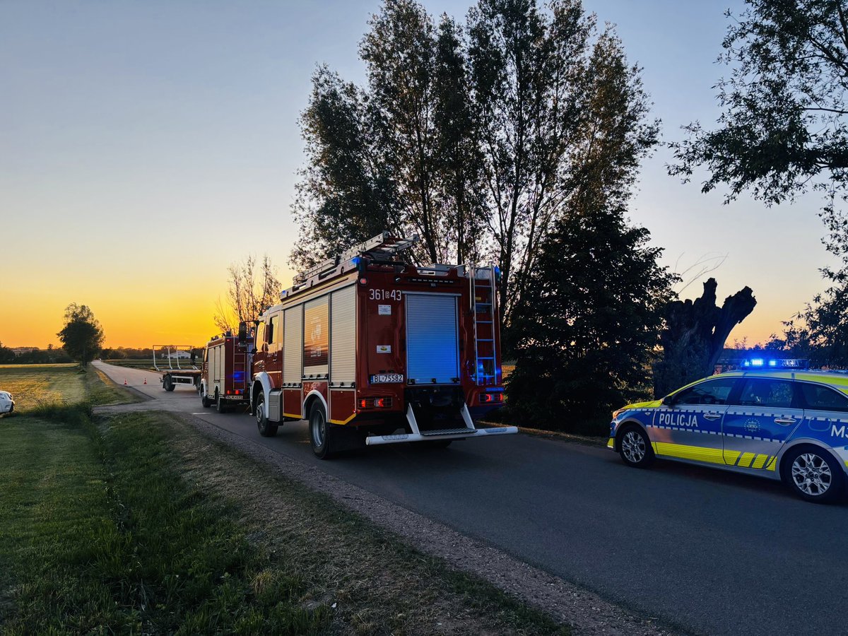 KMPSPLomza's tweet photo. 🚨 Zdarzenie drogowe – Wizna, ul. Srebrzysta 🚨

O godz. 19:48 doszło do kolizji samochodu osobowego z ciągnikiem rolniczym 🚗💥🚜

Brak osób poszkodowanych. Auto osobowe znajduje się w rowie, na jezdni występuje plama oleju silnikowego.
Droga jest zablokowana. 

🚒🚒🚓 https://t.co/9sgA01HzRA