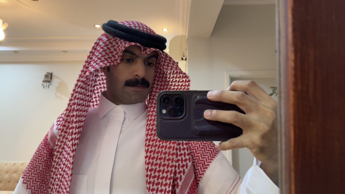 HCRZY1's tweet photo. لفّي من الغيم ثوب وزيدي الابتسام
انا اوّل انسان يحضن غيمه ونجمتين ..!

#كشخة_العيد #ثاني_ايام_العيد https://t.co/pgli5AcS3Q