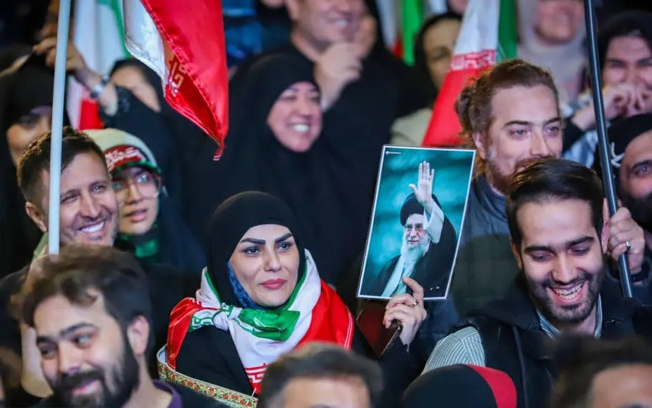 mohebbehossain's tweet photo. نزدیک نود شب...
و هنوز چراغ همدلی خاموش نشده است.
مردمی که شاید در خیلی چیزها با هم تفاوت داشته باشند، این روزها در یک چیز مشترک‌اند:
عشق به سرزمینی که خانه‌شان است.
#خیابان_ایران    #IranianOnIt https://t.co/v2TH8i2Xpn