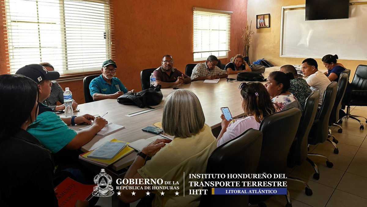 IHTT_HN's tweet photo. El delegado regional del Litoral Atlántico del Instituto Hondureño del Transporte Terrestre (IHTT), Rossel Quiñónez, se reunió con representantes del rubro de mototaxi del sector de Colón, con el objetivo de abordar temas de interés con este rubro. https://t.co/WZNDZ6zEUC