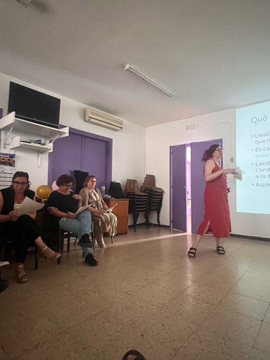 LolaCastro19's tweet photo. Aquest vespre hem omplert la sala de l’Associacio de Dones ‘El Gall’.
Moltes gràcies Laia Casas, perquè ens has explicat molt bé la complexitat d’aquesta malaltia crònica, tan invisibilitzada.

#SalutDones28M #Esplugues💜❤️ https://t.co/NfrftqUzJo