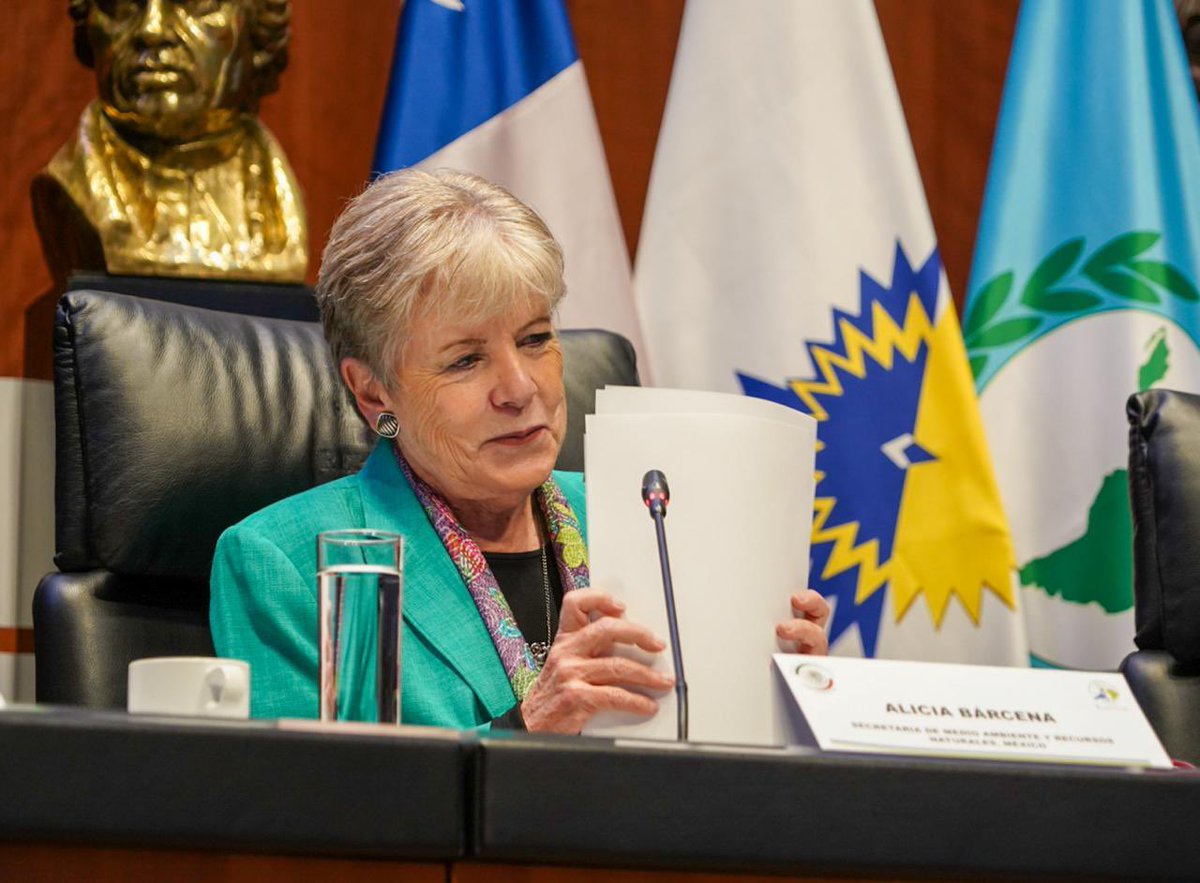 SEMARNAT_mx's tweet photo. 🌎🇲🇽🇪🇺 La secretaria @aliciabarcena participó en el Conversatorio “Reconfiguración geopolítica y fortalecimiento de la asociación birregional en un orden internacional en transformación”, organizado por la Asamblea Parlamentaria Euro-Latinoamericana (#EuroLat) en el @senadomexicano.

Durante su intervención, la titular destacó que América Latina y el Caribe tienen hoy una relevancia estratégica global por su biodiversidad, recursos hídricos y potencial energético renovable, y subrayó que la relación entre México y la Unión Europea puede consolidarse como una alianza basada en la cooperación técnica, la resiliencia económica y la transición justa.

Asimismo, señaló que México y la Unión Europea comparten una agenda para cuidar el medio ambiente, enfrentar la crisis climática, fortalecer la #EconomíaCircular y construir un modelo de desarrollo con mayor bienestar. 

“Necesitamos cambiar nuestra manera de ver el planeta, recordar que es nuestra casa común y construir un futuro más justo para las generaciones venideras”, expresó la secretaria Bárcena.

#SomosMedioAmbiente