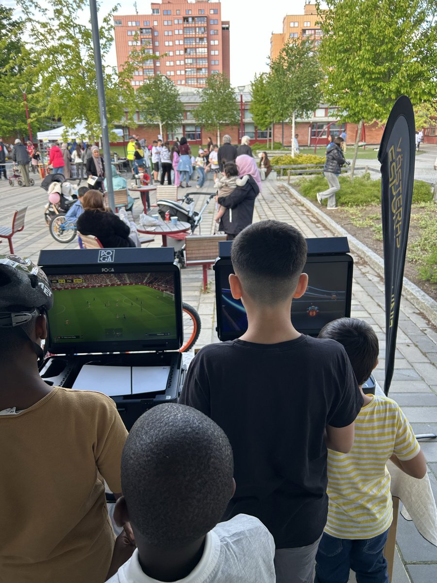vasterasesport's tweet photo. Idag har vi varit ute med våra nya mobila enheter i Västerås. Det blev en fantastisk kväll med många lyckliga ungdomar. 
Bäckby är tyvärr fortfarande ett ”utsatt” område men många gör mycket för att vända trenden 👊 https://t.co/yI4JmcGwa1