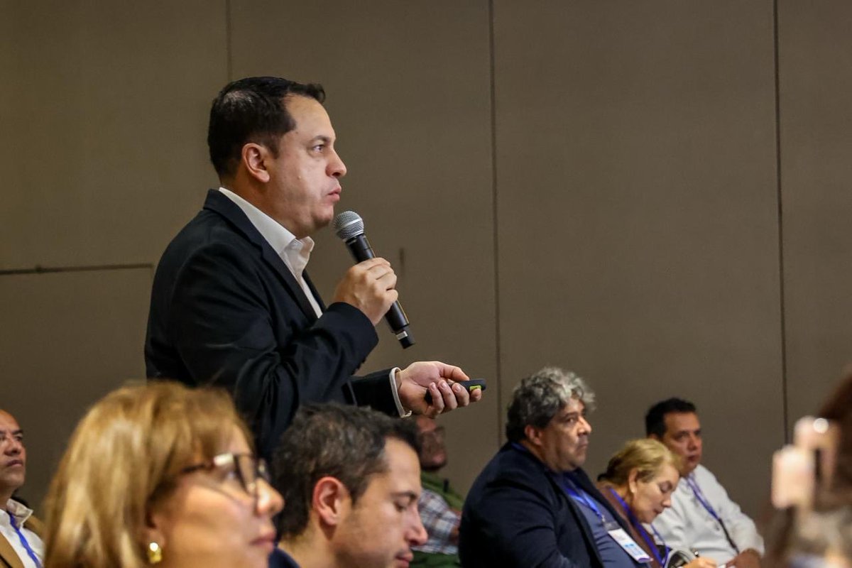 ansvcol's tweet photo. 🚦 Hoy vivimos una jornada de aprendizaje y construcción colectiva en el Foro de Intervención en las Regiones, realizado en la Cámara de Comercio de Bogotá.
Durante este espacio abordamos temas clave para seguir fortaleciendo territorios más seguros, sostenibles y conectados:
✅ Velocidad segura.
✅ Innovación y movilidad sostenible.
✅ Cultura vial y corresponsabilidad ciudadana.
✅ Toma de decisiones basadas en datos.
Agradecemos la participación de expertos, expertas y asistentes que contribuyen a seguir construyendo entornos viales más seguros para todos y todas. 💛