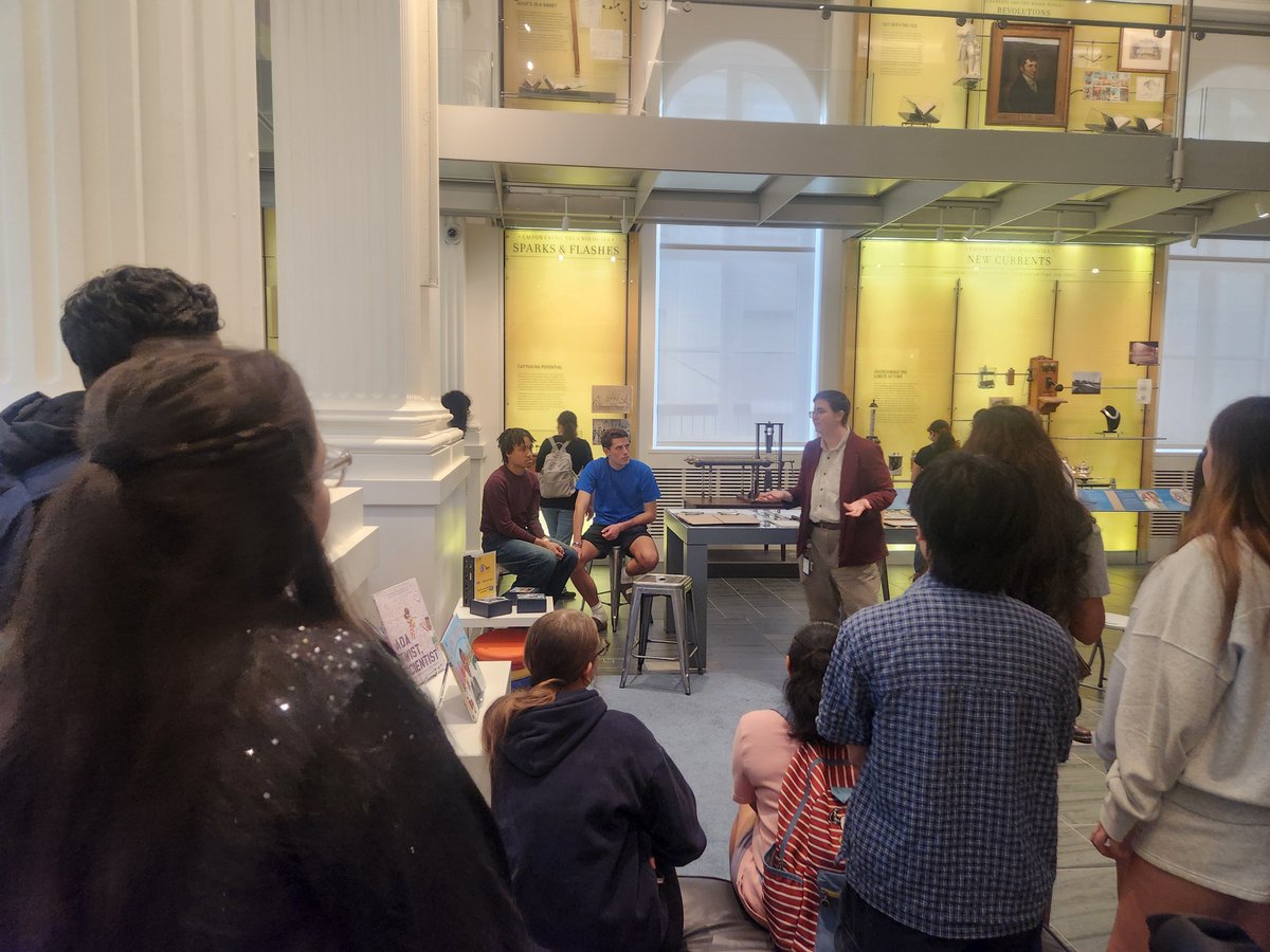 UpperMerionSD's tweet photo. Students from the high school's AP Chemistry class visited Philadelphia's Science History Institute where they took part in a Women in Chemistry tour. One of the tour guides was 2025 UMAHS graduate Liz Cooke who is interning at the institute! https://t.co/9vjXGgpXzN