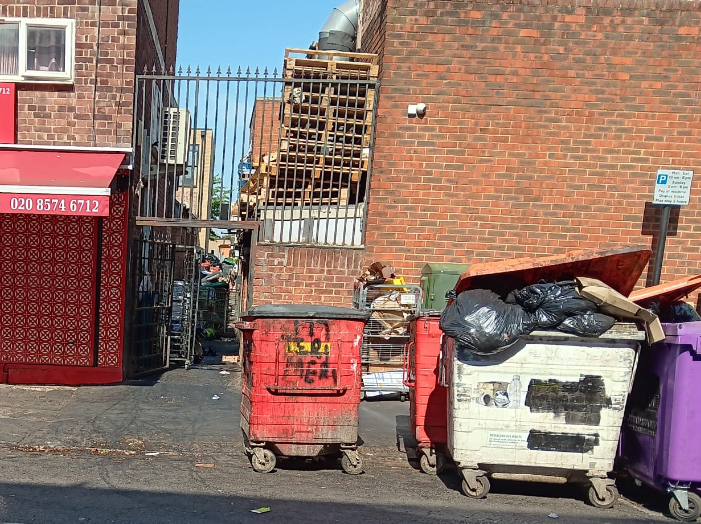 dpmx65's tweet photo. @EalingCouncil @kamnagpal @EalingCouncil is thick skinned....no amount of shame will move them to do anything about the mess &amp; stink at the back alley for the many restaurants who are open 7 days a week dishing out meals to visitors if only they seen &amp; knew the state of the art of cooking! @_EalingNews https://t.co/SCK7t9W77b