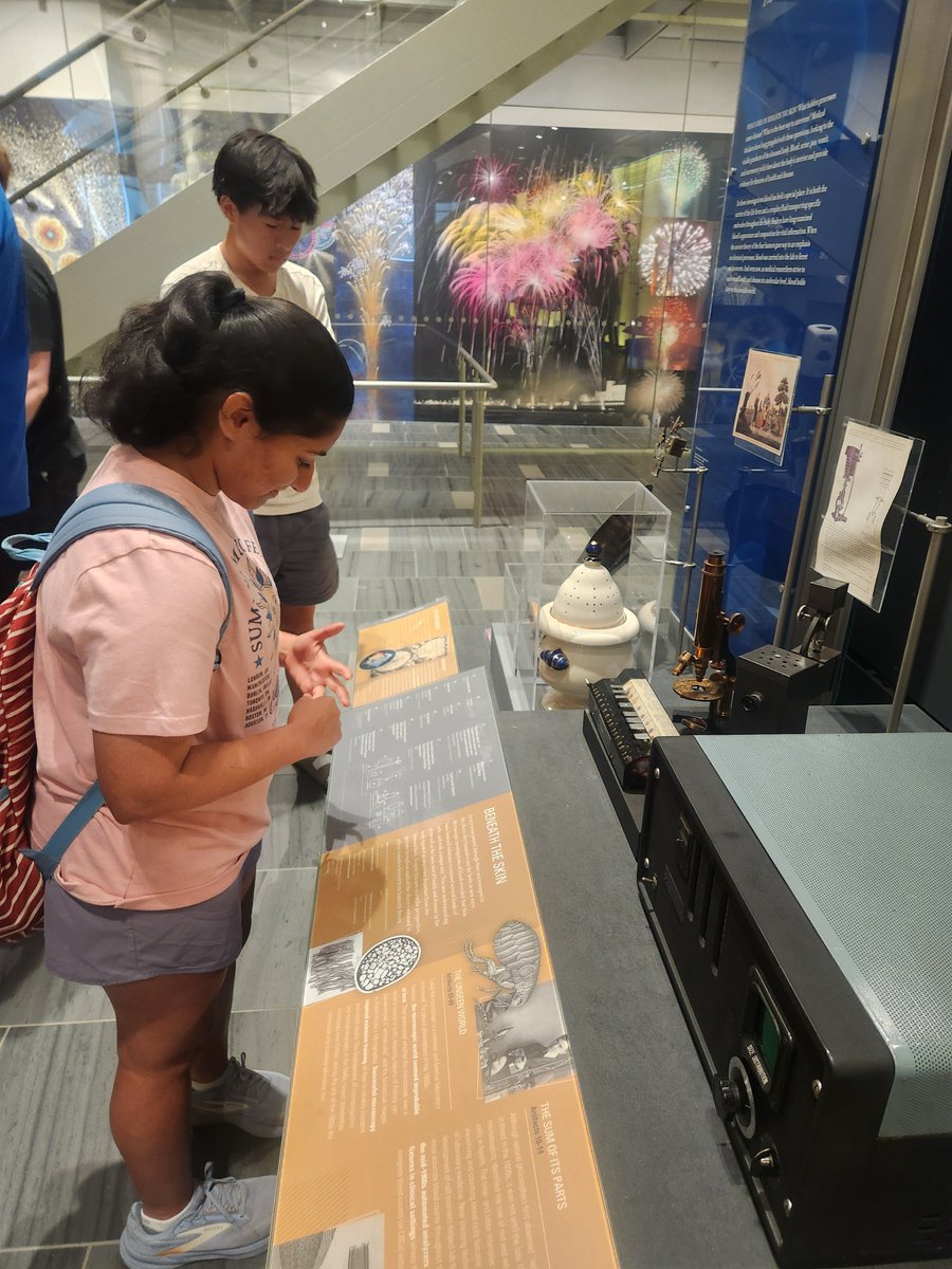UpperMerionSD's tweet photo. Students from the high school's AP Chemistry class visited Philadelphia's Science History Institute where they took part in a Women in Chemistry tour. One of the tour guides was 2025 UMAHS graduate Liz Cooke who is interning at the institute! https://t.co/9vjXGgpXzN