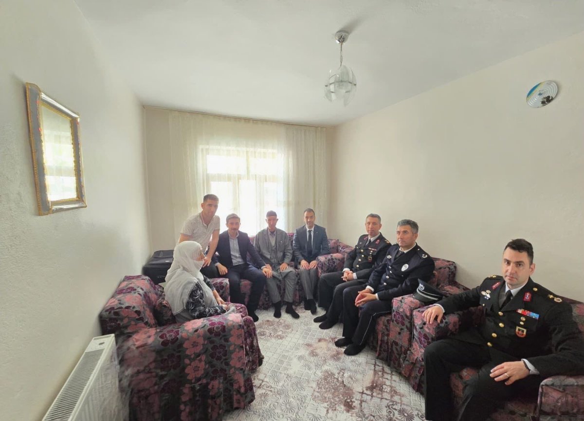erganikaymakam's tweet photo. Kaymakamımız Sayın Nurbaki YALÇIN, Kurban Bayramı münasebetiyle Şehit Korucu Ferit KAÇAR ve Şehit Asker Er Mehmet ÇAKMAK’ın kıymetli ailelerini ziyaret ederek bayramlarını kutladı.Şehitlerimizi rahmet ve minnetle anıyor, kıymetli ailelerine sağlıklı ve huzurlu bayramlar diliyoruz https://t.co/GGBhxWEyPg