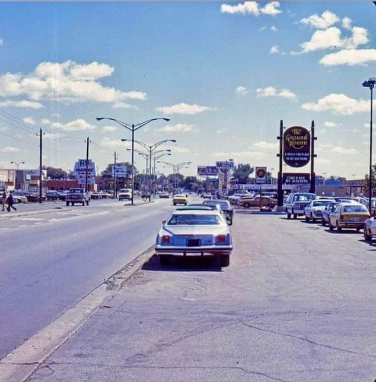 Chicago_History's tweet photo. Harlem Avenue -
Norridge, Illinois - 1980.

See anything that looks familiar?

#ChicagoHistory ☑️ https://t.co/Gn4YsQx7DY