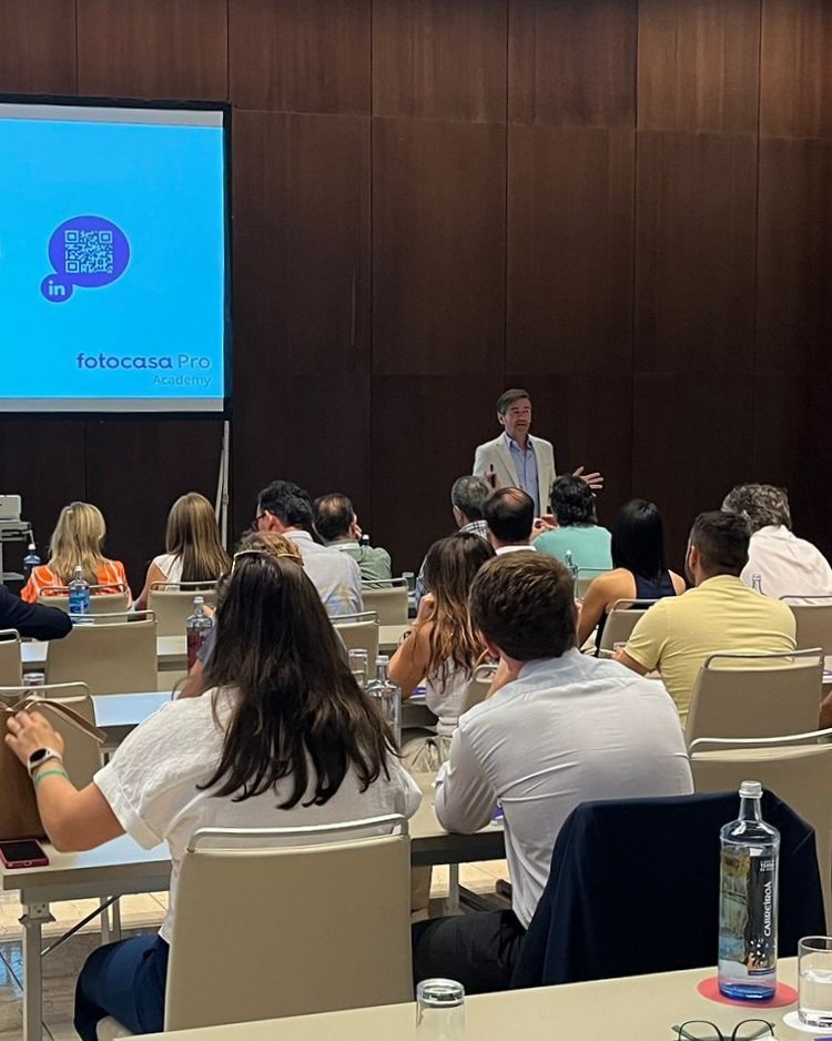 _AlbertoPadilla's tweet photo. 📍 Hoy he estado en #Sevilla impartiendo una sesión de #formación para un grupo de profesionales del sector #inmobiliario.

Nos hemos enfocado en el proceso de #captación de #inmuebles.

@fotocasa @fotocasapro
#sectorinmobiliario #realestate https://t.co/raCfAqwsaU