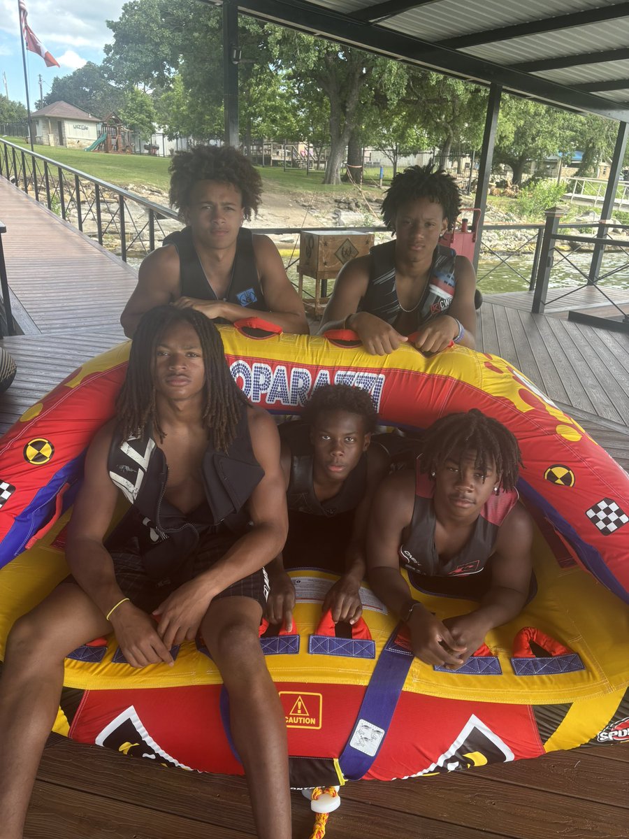 MichaelBlay08's tweet photo. Great reset time with family and friends. Ready to get camp season up and rolling! #RaiseTheStandard #LilSisGrad #SpringThings #MemorialWeekend @HuttoHS_Fball https://t.co/umpSpHpO1N