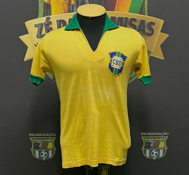 593SW56's tweet photo. Brasil 1954
La camiseta es sinónimo de gloria en la Copa del Mundo. La silueta es tan simple que podría ser un proyecto artístico de primaria, y eso es precisamente lo que le confiere permanencia. https://t.co/Fs2EWNk0co