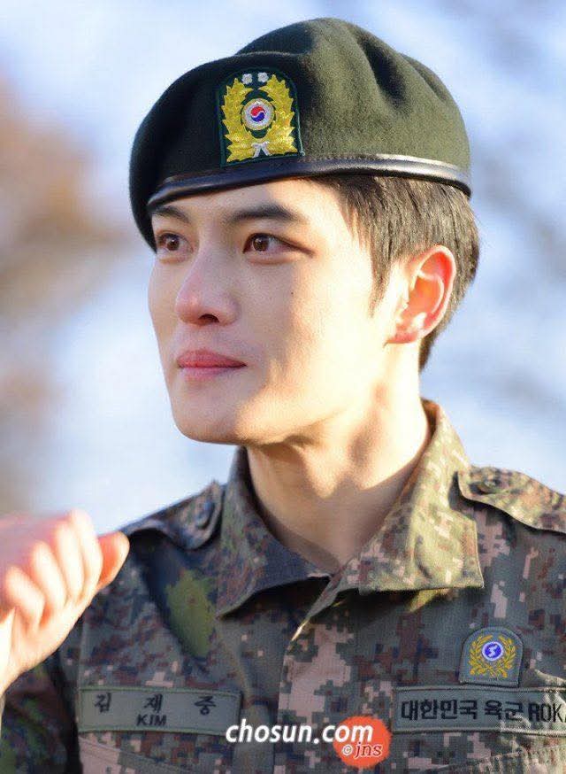 AhmedKdrama2's tweet photo. قصة الممثل والايدول كيم جاي جون الحزينة أغنى شخصية مشهورة في كوريا

تم تبني كيم جاي جونغ في طفولته من قبل عائلة تضم 8 أخوات ونشأ كأصغر فرد في العائلة.

كان فارق العمر بينه وبين الأخت الكبرى يقارب 20 عامًا، لذلك كانت أخواته يعتنين به بحب واهتمام كبيرين وكأنه الابن الأصغر للعائلة. https://t.co/mkpRA4m2Bv