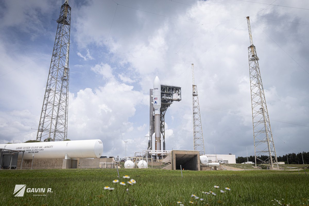 tweetsiphotos's tweet photo. The penultimate ULA Atlas V 551 rocket has arrived at SLC-41 ahead of tomorrow evening’s launch of 29 Amazon Leo satellites to low Earth orbit. Liftoff is scheduled for 7:33p.m. EDT.

📸 @LaunchHeavenX https://t.co/J72ZgYWvkB