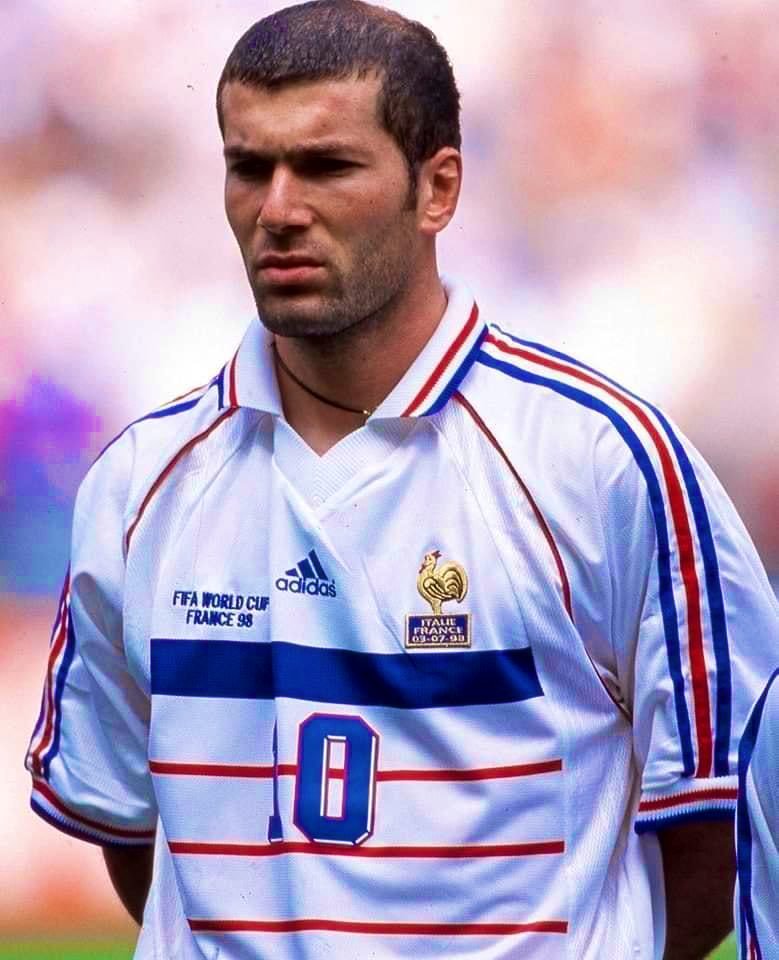 cleytxnn's tweet photo. FUDEU: Federação Francesa acompanha de perto a situação e já estuda utilizar a mesma estratégia para trazer de volta Zinedine Zidane no auge. https://t.co/IYIde8FuKt