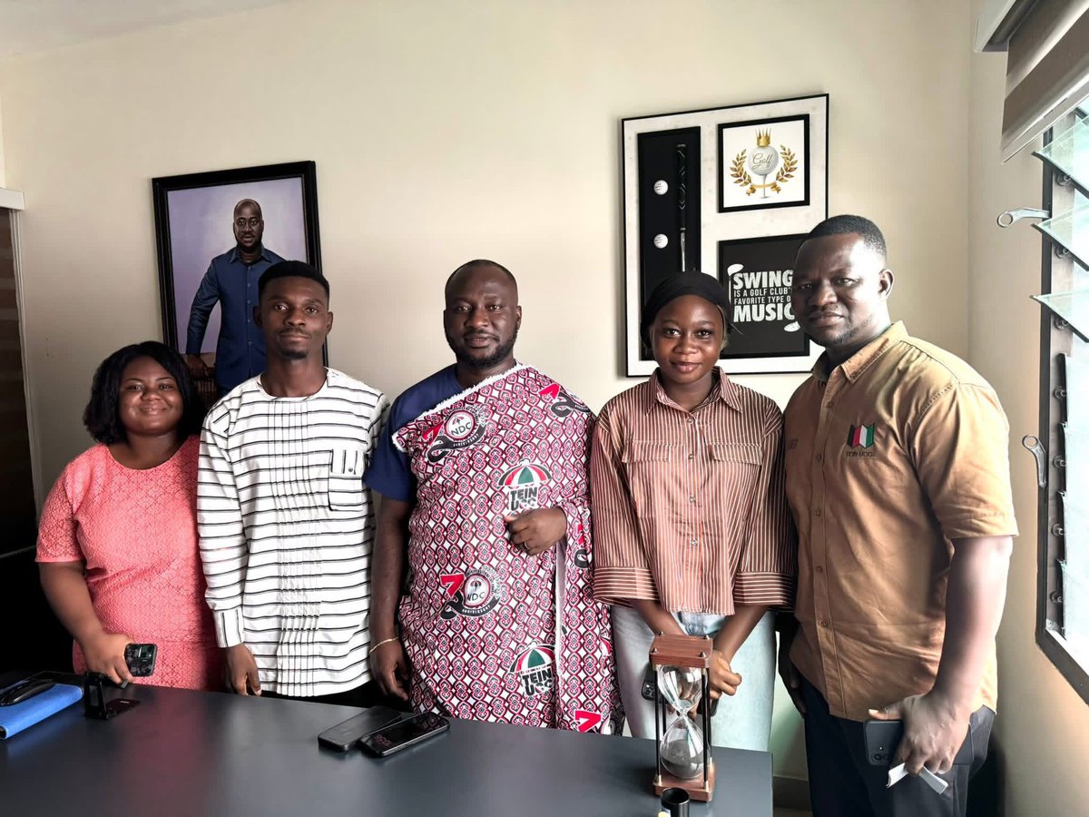 Ubansu5's tweet photo. @okai_mintah met with TEIN UCC executives, led by their President, who invited him to their 30th Anniversary celebration and presented him with an anniversary cloth. He assured them of his full support and look forward to participating in the celebrations. #withimmediateeffect https://t.co/LyRCcmYuyh