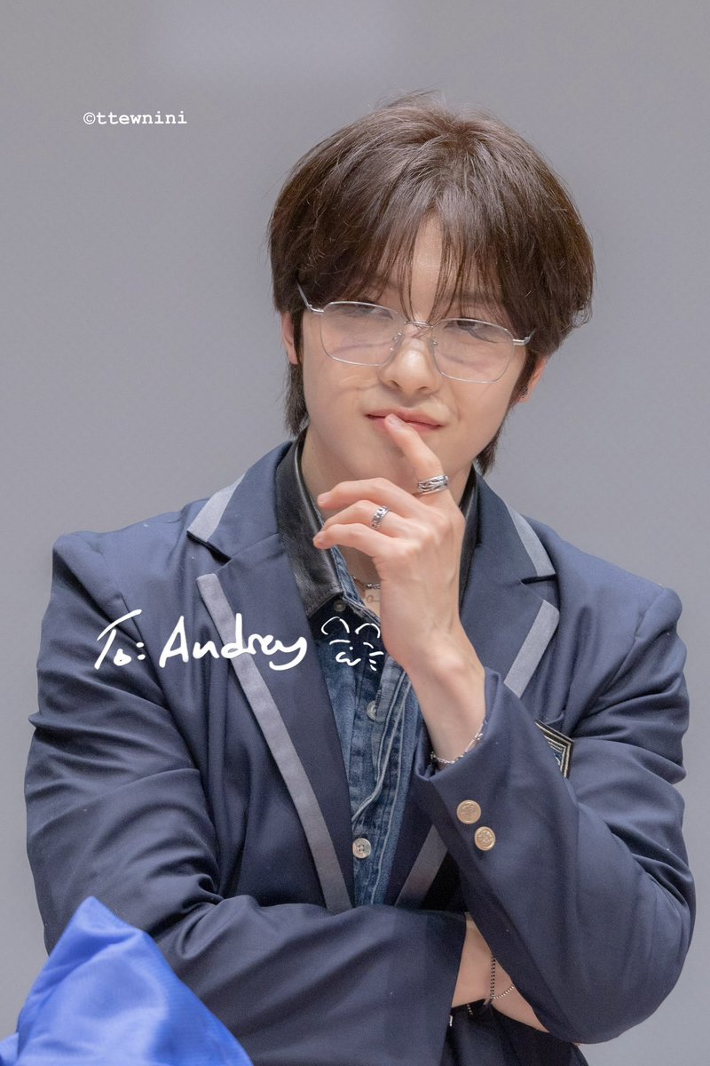 ttewnini's tweet photo. 260528.  ZEROBASEONE MUSICART FANSIGN
 
Matt with glasses hits different 

#석매튜 #제로베이스원    #SEOKMATTHEW #ZEROBASEONE     #ZB1     #ASCEND  #ZEROSE #matthew https://t.co/9bkrYSNKfP