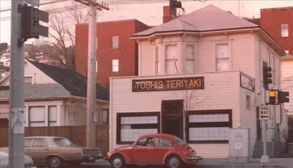 WardoftheStates's tweet photo. Teriyaki was invented in Seattle by a Japanese immigrant named Toshihiro Kasahara in 1976. It was quite literally a hole in the wall on Lower Queen Anne.
(We're talking the dish not the sauce)
And the venture was kind of a failure until a positive restaurant review by the Seattle Times caused the restaurant to become an overnight sensation.
(Newspapers used to matter!)
It's no mystery why Seattlites flocked to Toshi's Teriyaki. For $1.85, you'd get a meal of chicken or beef teriyaki with sides of CalRose rice and a salad.
A quick lunchtime meal that was really a sort of comfort food. It was nothing fancy but an absolute change of pace from your normal routine.
There are probably hundreds teriyaki restaurants in Seattle now and more up and down the West Coast. Like all cuisine you have fusions with Korean influence or traditional Japanese or "American" takes.
That's great!
Teriyaki is a truly AMERICAN ethnic cuisine.