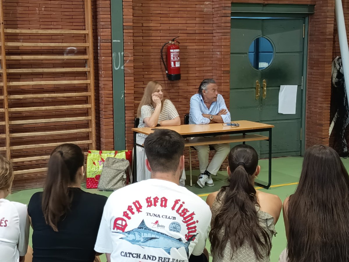 FBCyLLeon's tweet photo. Felipe Llamazares cierra la temporada de la escuela de árbitros. https://t.co/7JOyOKg9g7