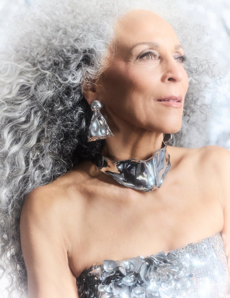 AccessoriesMag's tweet photo. Alva Chinn is white hot in bold silver jewelry, each piece a conversation, each look a study in confidence. Arriving in New York in the early 70s, Chinn describes her time as a blessing, an era when art and fashion collided in exhilarating ways.

Read now: https://t.co/0pahPlUrgH https://t.co/Yrv1b4mJeV