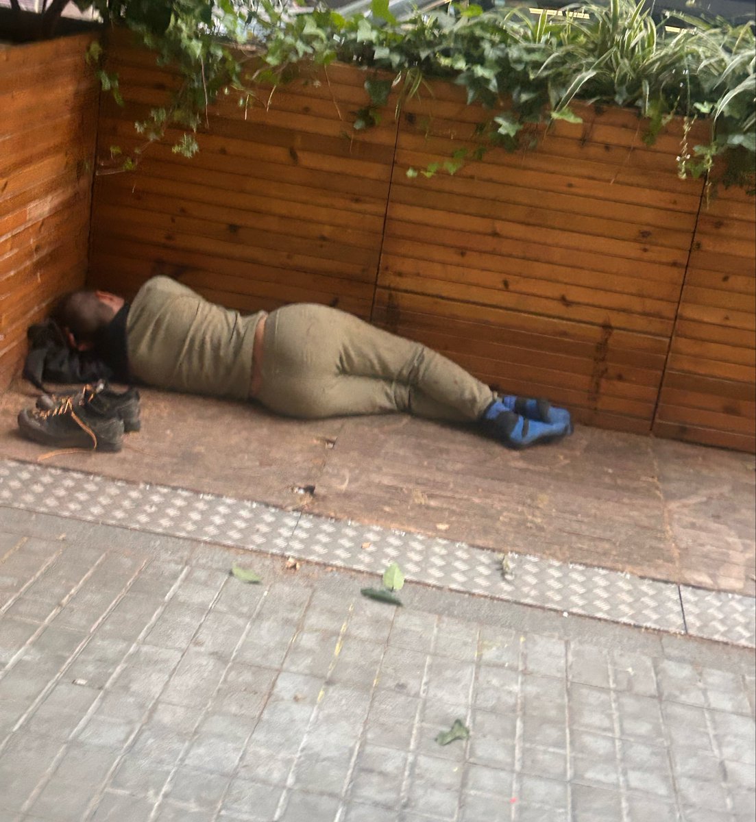 Miree_6's tweet photo. La degradación del barrio familiar de Sant Antoni continua, ahora además de no limpiar las heces que dejan contra el muro y en el suelo, duermen encima de ellas

En la puerta de una escuela de primaria, Barcelona tercermundista

Gracies!! @jaumecollboni @AdaColau @salvadorilla https://t.co/obimI1VUEz