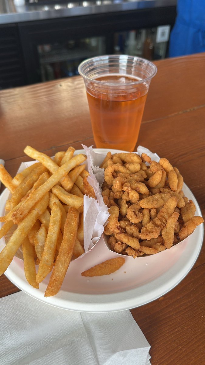 realdeJennhours's tweet photo. life is short, eat fried clams on the beach https://t.co/G73OEcT5PX