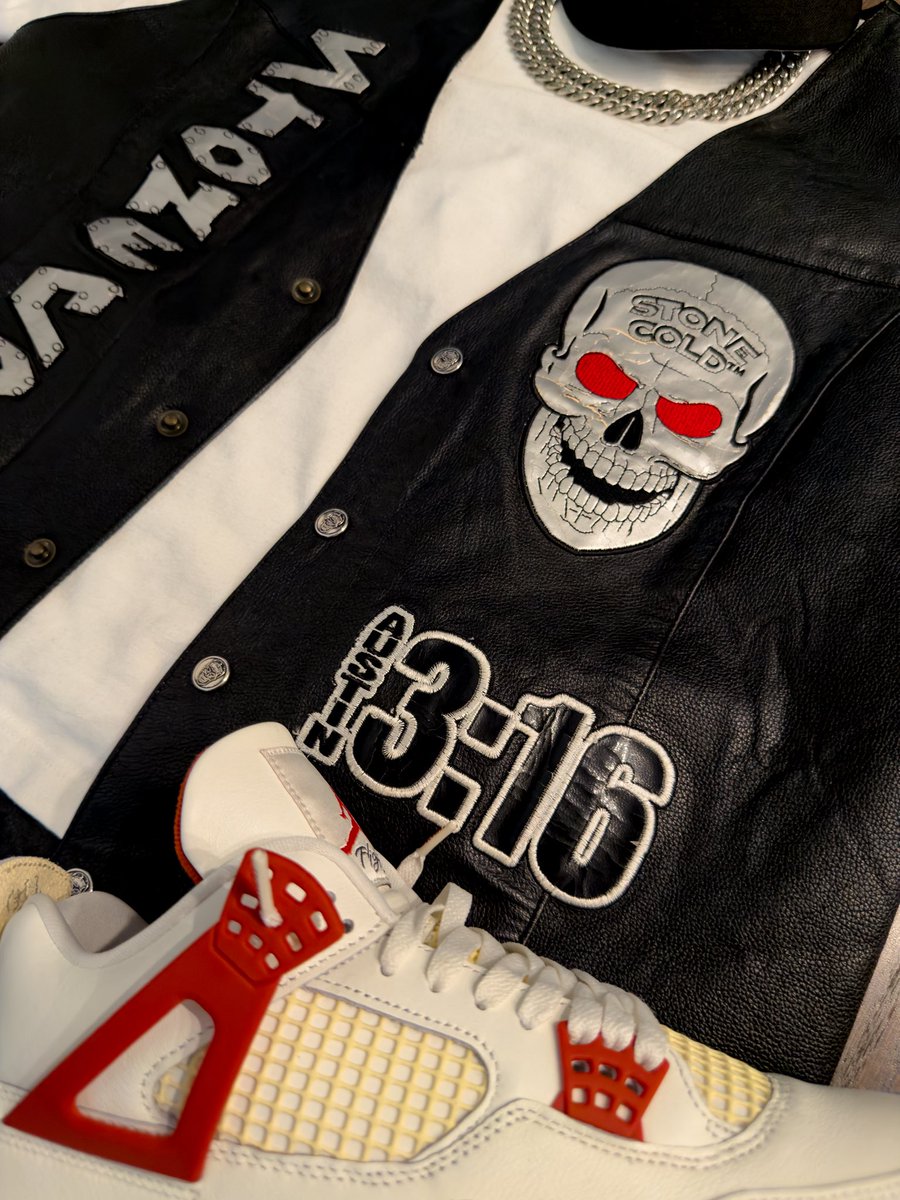 taylormadegq's tweet photo. brick Stone Cold, Nigel 3:16 💀🍻🧱 https://t.co/fvxkyxfgY9