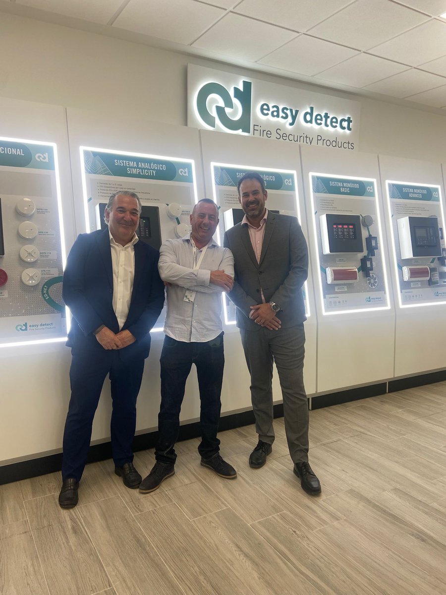 Avacoi1's tweet photo. El vicepresidente de AVACOI, Alex Román ha asistido al acto de inauguración de las nuevas instalaciones de EasyDetect en Madrid.
Felicitamos a EasyDetect por este nuevo paso en su apuesta por la innovación, la formación técnica y la PCI. 
#AVACOI #EasyDetect #PCI https://t.co/BWNeNGebNz