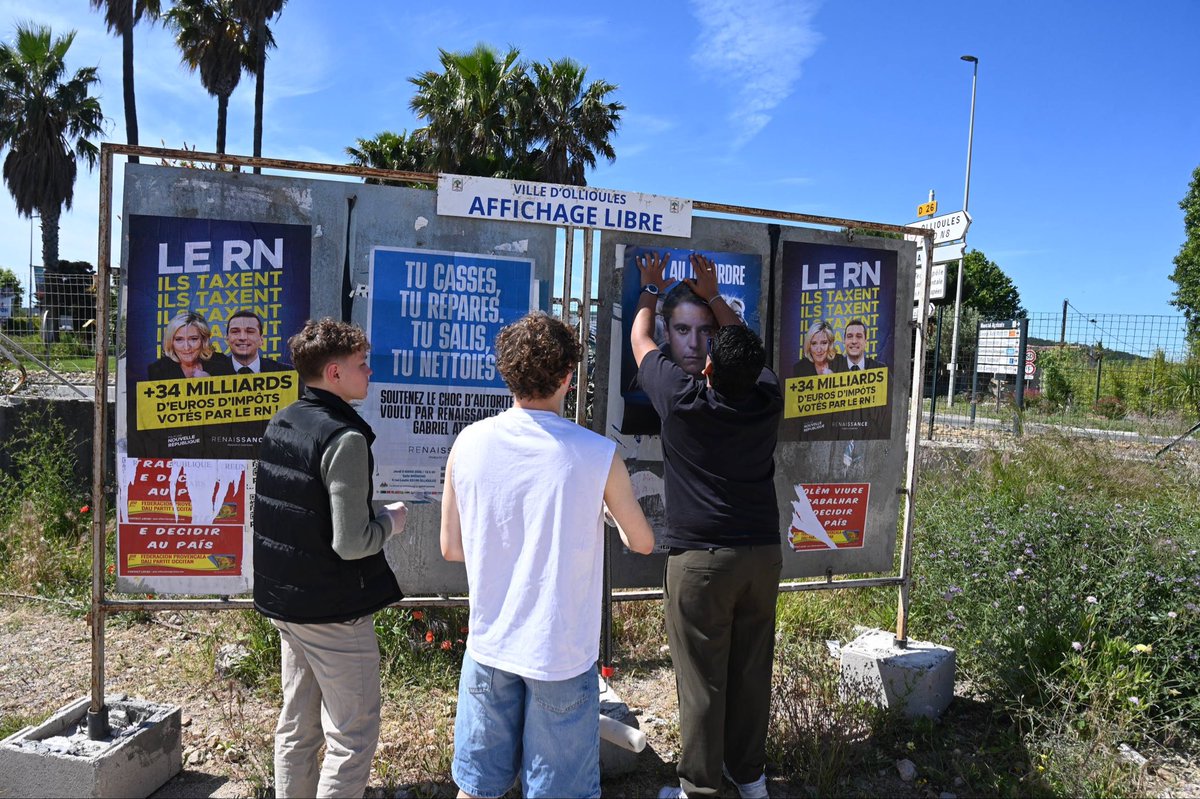 lesjem83's tweet photo. 📍 Direction Ollioules 
une équipe motivée et des idées qui prennent leur place jusque sur les murs de la ville. 

Pendant que certains regardent, les Jeunes En Marche occupent le terrain 😉 https://t.co/6AaFcUddqY