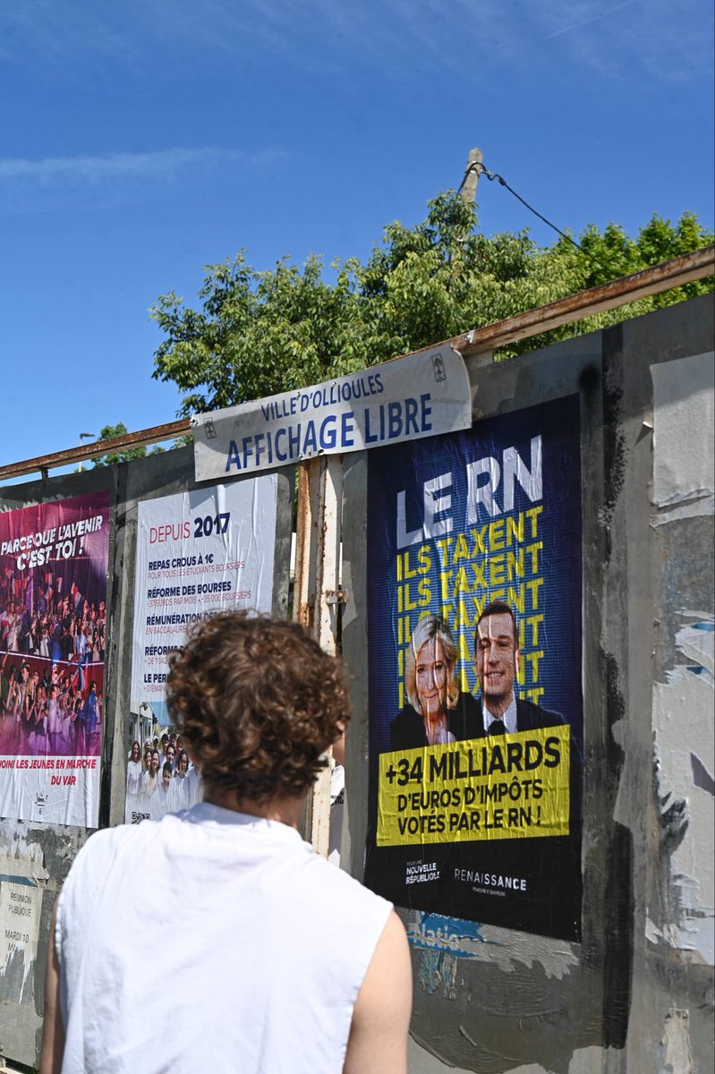 lesjem83's tweet photo. 📍 Direction Ollioules 
une équipe motivée et des idées qui prennent leur place jusque sur les murs de la ville. 

Pendant que certains regardent, les Jeunes En Marche occupent le terrain 😉 https://t.co/6AaFcUddqY