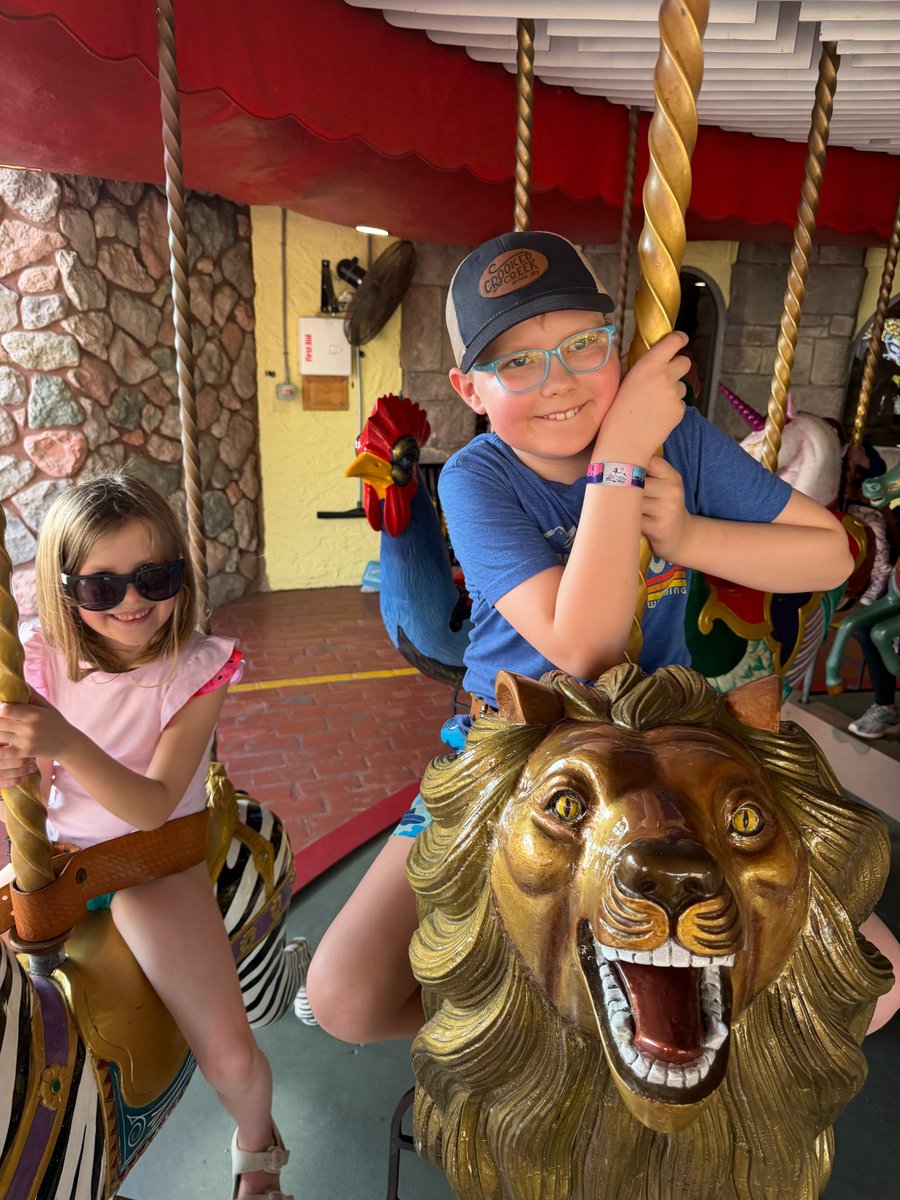 MakeAWishWI's tweet photo. "[Jaxson's wish] was a once in a lifetime experience. My son was able to maximize his time doing what he loves - roller coasters!! It was also amazing to join the Give Kids The World family and connect with others who were going through some of the same things as us!" https://t.co/XZce8jcG6b