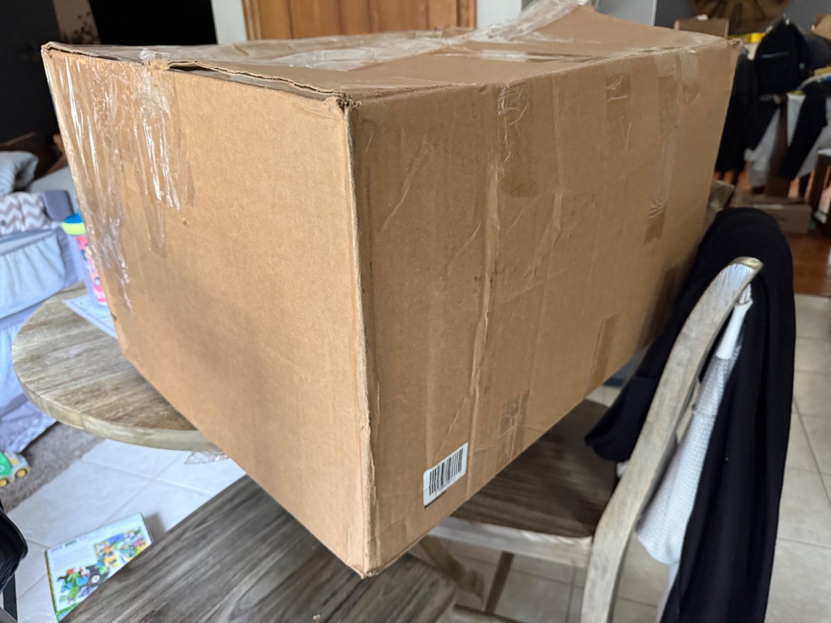 G_Valo's tweet photo. Dear @Vans what the hell? Is this really the smallest box you had?! Thankfully a shoe didn’t fall out or was damaged (half the top was taped over). One of the shoe stuffing bundles was fully out of the shoes https://t.co/uF7YKTVBfe