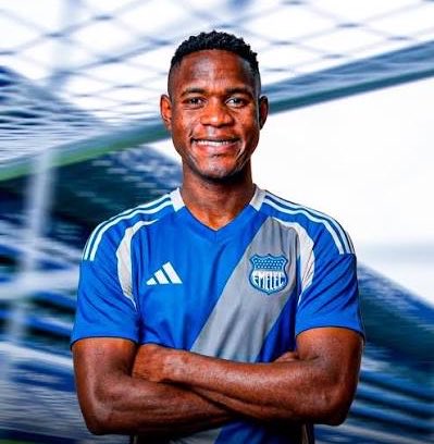 Emmyinga_'s tweet photo. 🚨🔵EL FUTURO DE STALIN VALENCIA 

Stalin Valencia llegó a Emelec como jugador libre a inicios de año y, aunque Once Caldas conserva un porcentaje mínimo, la mayoría de sus derechos pertenecen a Emelec.

Sí existió una propuesta real desde Europa de $1 millón de dólares, oferta que Emelec rechazó por considerarla baja. La dirigencia apunta a una venta superior a los $3 millones y tiene claro que no lo dejarán salir por cualquier cifra. De concretarse bajo las pretensiones del club, sería un importante ingreso económico para la institución.

@RedondaTv