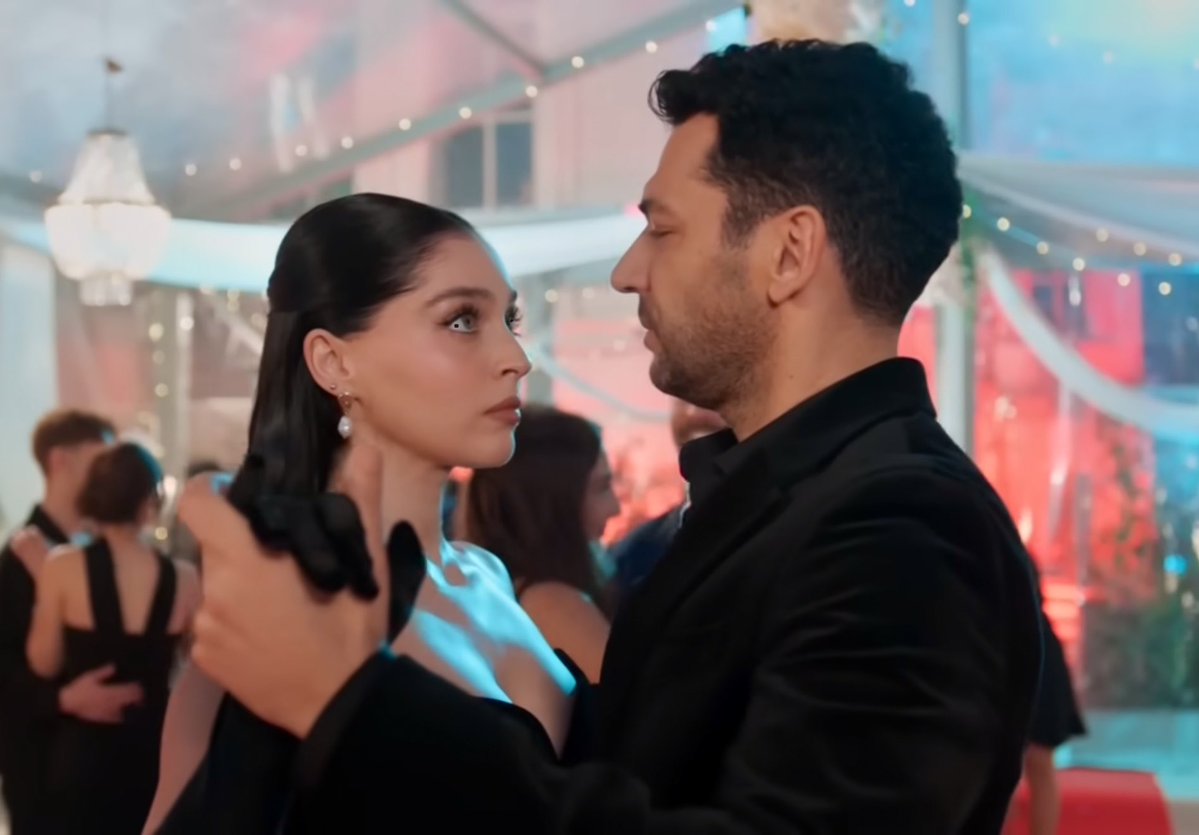 1nkling101's tweet photo. The entire scene was perfection:
- Surprising her with the dress 
- Rejecting Sedef &amp; using it as an excuse to ask her to dance
- “What can I do to get you to stay?”
- Excitedly telling her he got divorced
- The intensity in their eyes
- The song choice 
- The cinematography https://t.co/JfiqmWv0TZ