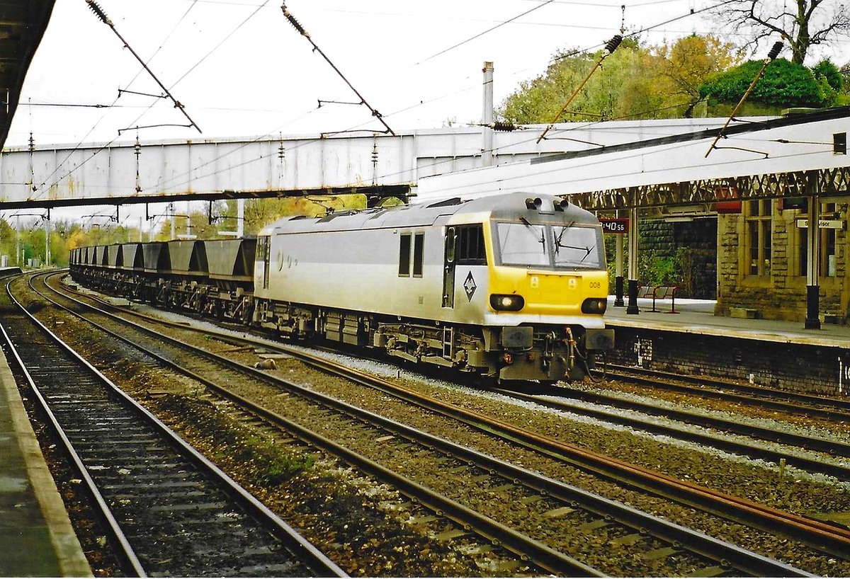 SimonRecord1's tweet photo. 92008 heads through Lancaster on the 9th November 2000. https://t.co/LfqCGBOFYW