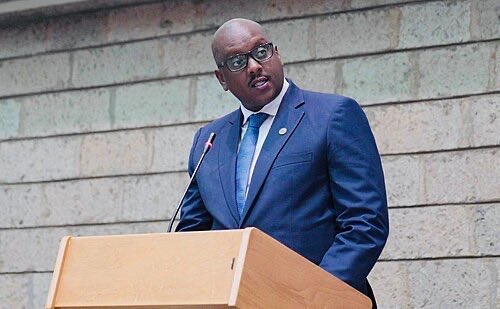NEddyssa32359's tweet photo. Sinzi umukurambere yanyongoreye ati :"Umuryango wa @NgogaFred urakakaye cane" Nti gute ? Ati : "Umwuzukuru w'urya muzungu yapima amazuru yarongoye mushiki wa @NgogaFred , nayo urya bapima izuru yari sekuru wa #Ngoga". Naciye ntahura impamvu @NgogaFred akunda affaires z'ibiseru. https://t.co/2JAcZZi8Tg
