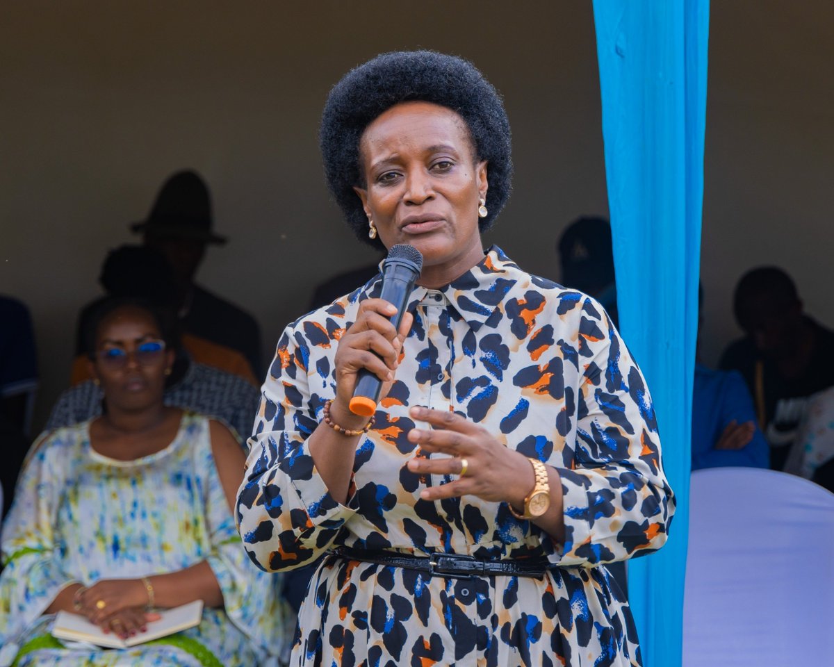 RwandaGender's tweet photo. Minisitiri @U_Consolee yashimiye abaturage b'Umudugudu wa Akabuga I mu Kagari ka Byimana, Umurenge wa Matimba @NyagatareDistr ko bishyiriyeho ikigega bahunikamo imyaka yo kubagoboka mu gihe bikenewe, abasaba kurushaho kwiteza imbere bubaka umuryango ushoboye kandi utekanye. https://t.co/3VvTRxWsmD