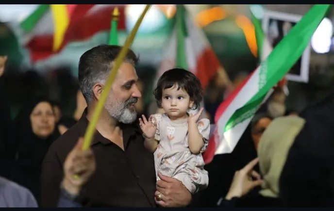 tayberostami's tweet photo. یکی از دل  مشغولی هایی که خداوند به انسان عطا می کند، عشق به وطن است.

#خیابان_ایران
#IranianOnIt https://t.co/DKZl4mhjTT
