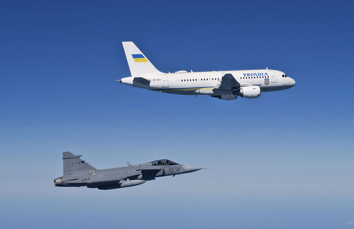 lentopostifi's tweet photo. Ruotsin ilmavoimien JAS 39 C Gripenit saattoivat presidentti Zelenskyin Airbus A319ACJ -konetta https://t.co/1uKplYS7Tp #SweAF #flygvapnet #ilmavoimat #Gripen #Ukraine #Ukraina #turpo Kuva: @flygvapnet https://t.co/FGOpnzYtw5