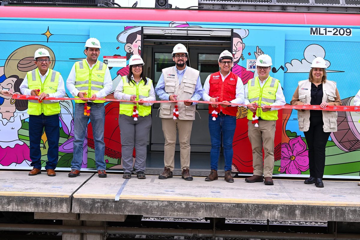 MinamPeru's tweet photo. 🚆🇵🇪 La Marca Perú llega a la Línea 1 para llevar identidad, cultura y orgullo nacional a miles de pasajeros.

#NotaDePrensa La ministra del Ambiente, Nelly Paredes, y el ministro de Comercio Exterior y Turismo, José Fernando Reyes, participaron junto a autoridades del Ejecutivo y representantes de la Línea 1 del Metro de Lima en la presentación del tren brandeado con la Marca Perú, en el marco de su 15.º aniversario. 

♻️ Desde el Minam, esta iniciativa también permite poner en valor nuestra biodiversidad, los paisajes y el patrimonio ambiental que representan al Perú ante el mundo.

✨ Bajo el concepto “De origen peruano a impacto global… 15 años promoviendo lo que somos”, la intervención recorrerá 26 estaciones en 11 distritos de Lima Metropolitana, impactando diariamente a más de 600 mil pasajeros con un mensaje de diversidad, riqueza cultural y orgullo por el país. 🚉

#GobiernoDeTransición