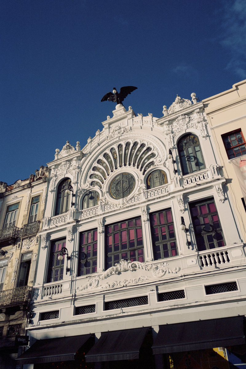 IsaacNeves4240's tweet photo. Passo mal com a beleza desse prédio no centro do rio. Pqp LINDO https://t.co/YOY72rvTF7
