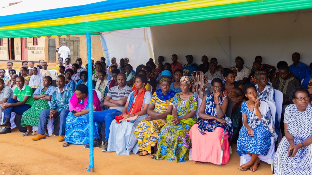 RwandaGender's tweet photo. Minisitiri @U_Consolee yashimiye abaturage b'Umudugudu wa Akabuga I mu Kagari ka Byimana, Umurenge wa Matimba @NyagatareDistr ko bishyiriyeho ikigega bahunikamo imyaka yo kubagoboka mu gihe bikenewe, abasaba kurushaho kwiteza imbere bubaka umuryango ushoboye kandi utekanye. https://t.co/3VvTRxWsmD